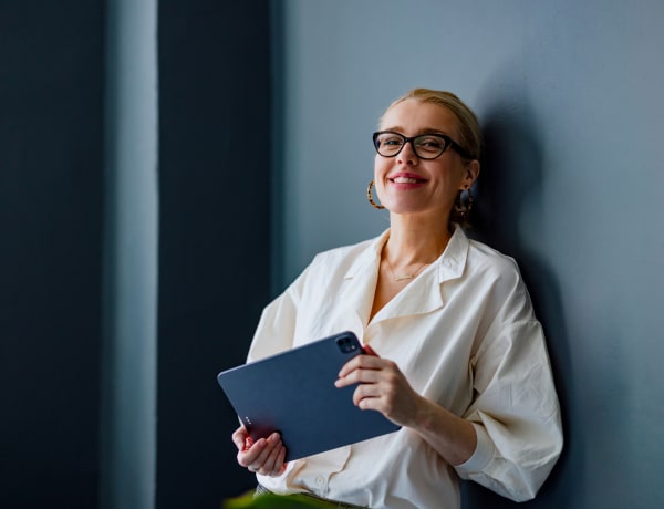 Elmúltál 50 és szemüveges vagy? Ezek a frizurák remekül fognak állni neked!