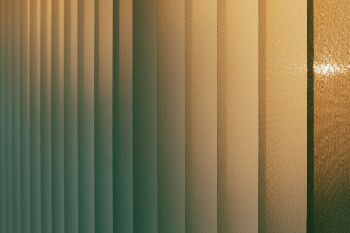 Az elegáns és praktikus szalagfüggöny átalakítja a teret