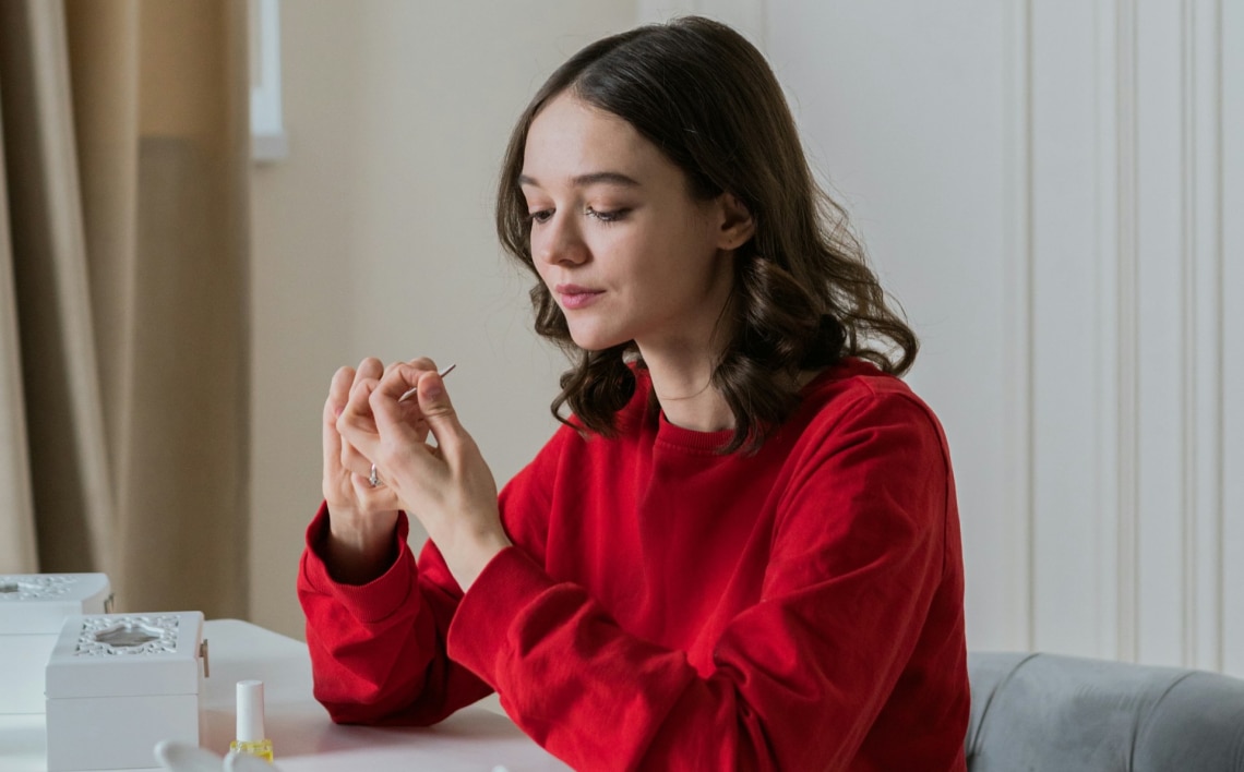 Így távolítsd el biztonságosan a gél lakkot otthon anélkül, hogy megsértenéd a körmöd