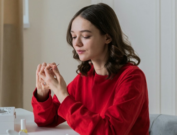 Így távolítsd el biztonságosan a gél lakkot otthon anélkül, hogy megsértenéd a körmöd