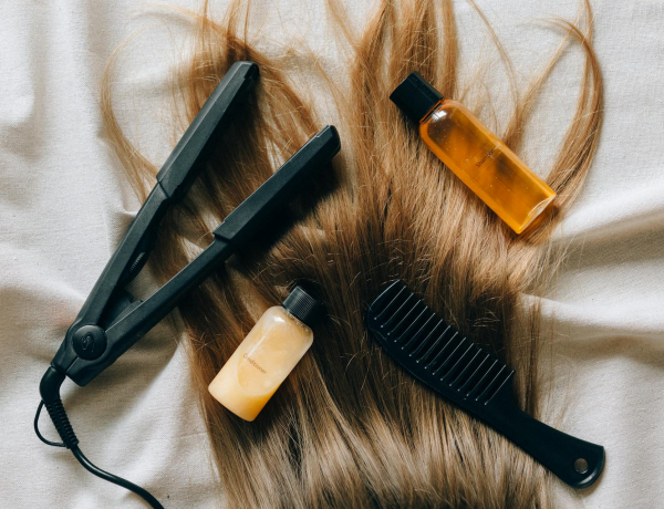 Ilyen hőfokon használd a hajvasalót – és további hajvasalási trükkök