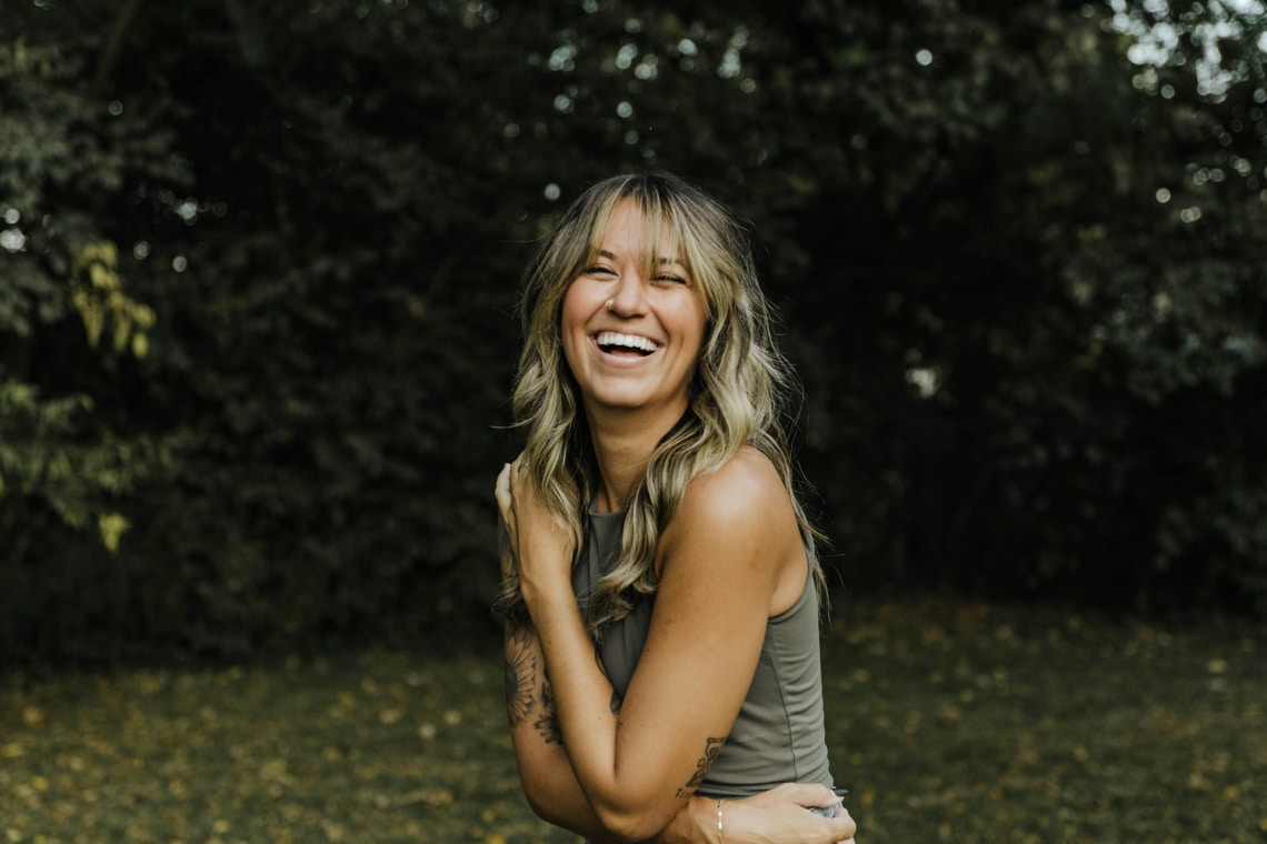 A folyton mosolygós ember csak színészkedik. Igazi vívódások zajlanak mögötte