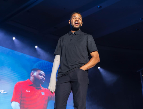 A tehetséges focista, akinek lebénult a karja, ma motivációs előadóként inspirál tömegeket