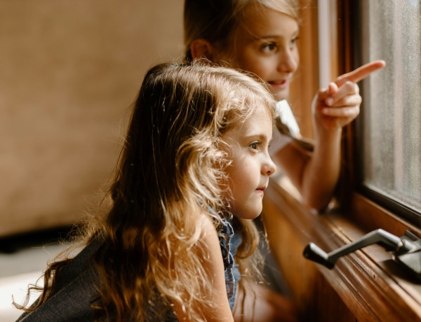 Meglepően érett gyerekek: amikor a kicsik felnőttként viselkednek