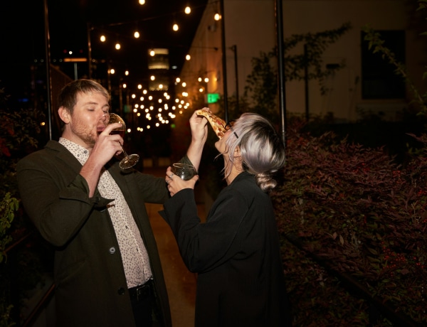 „Bemásztam a pasim szülei közé az ágyukba és ott aludtam el”– A legviccesebb részeg-sztorik