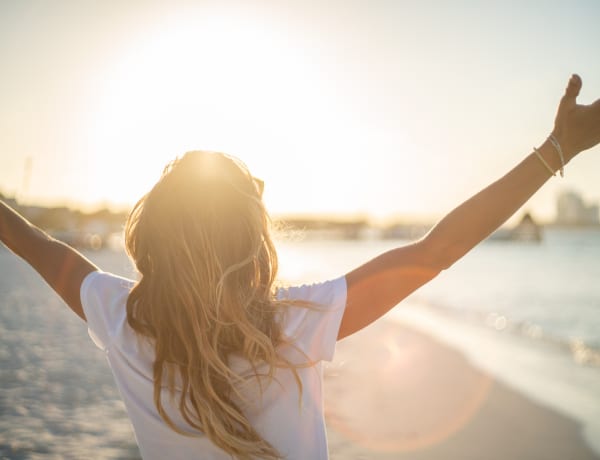 A nő, aki kigyógyította magát a daganatból és ma már százezreknek segít módszerével