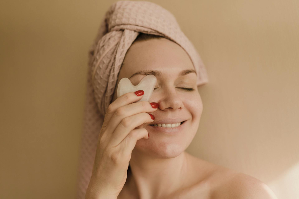 Gua sha és face yoga: természetes arcformálás műtétek nélkül