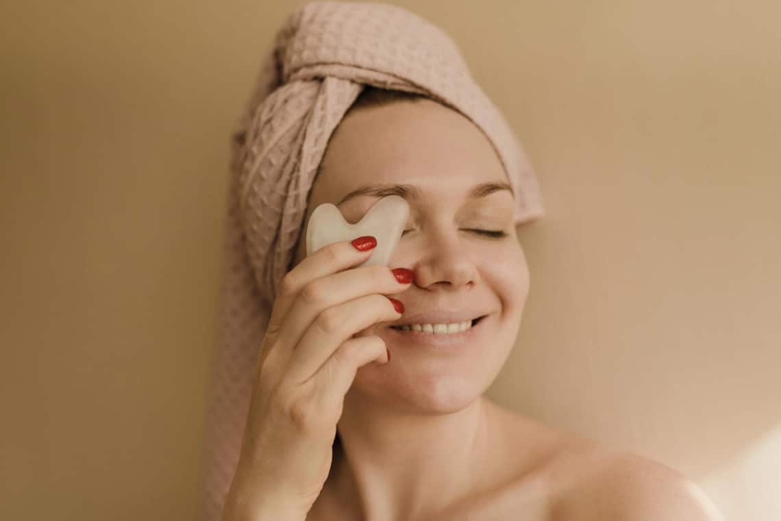 Gua sha és face yoga: természetes arcformálás műtétek nélkül