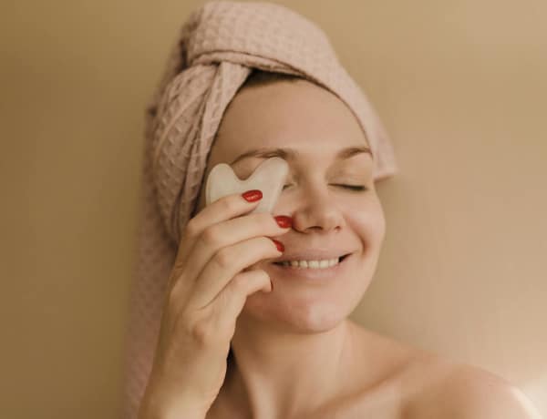 Gua sha és face yoga: természetes arcformálás műtétek nélkül