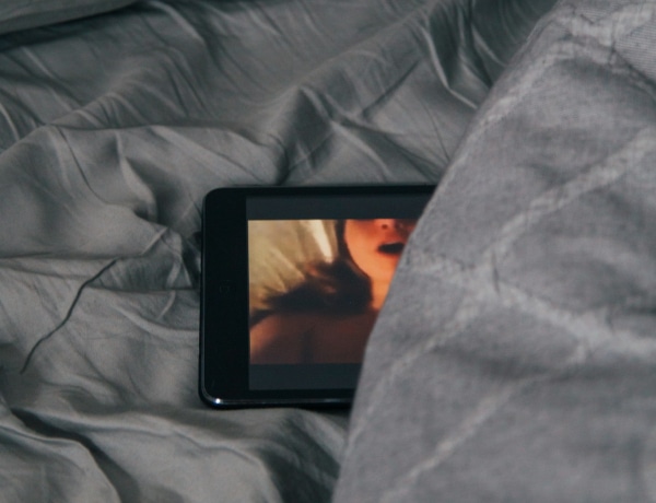 Tényleg pornófüggő a társadalom? Ezért nézik a pornót a férfiak, és ezt figyelik rajta a nők!