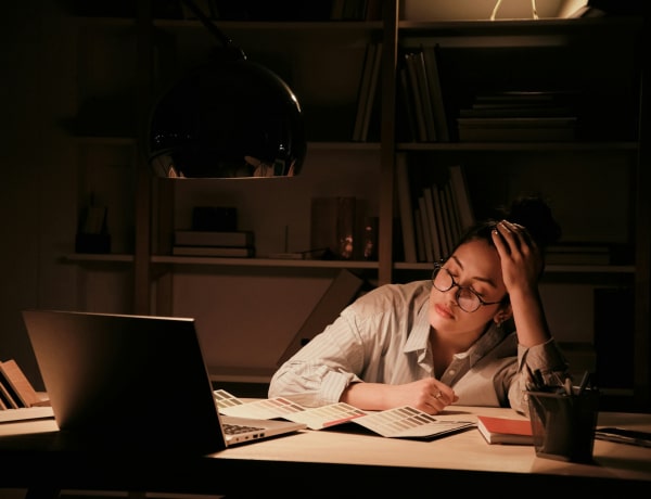 Nem, nem vagyok lenyűgözve tőle, hogy mennyit túlórázol – Miért dicsérjük a túlterheltséget?