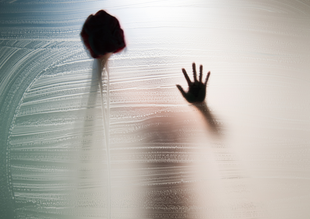 Fürdőszoba takarítás zuhanyzás közben