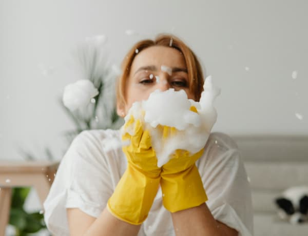 „Nehogy újságpapírral pucold az ablakot!” – 8 takarítási trükk, ami valójában merénylet