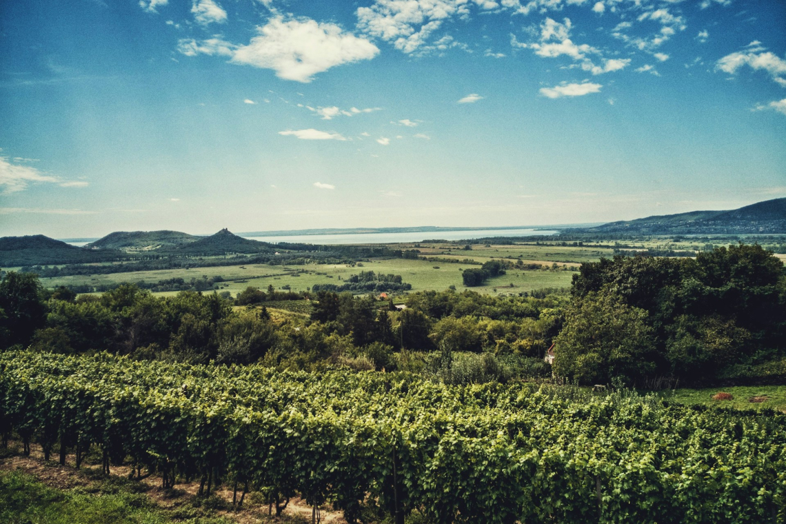 A Balaton rejtett kincsei: 5 nyugalom-sziget a magyar tengernél