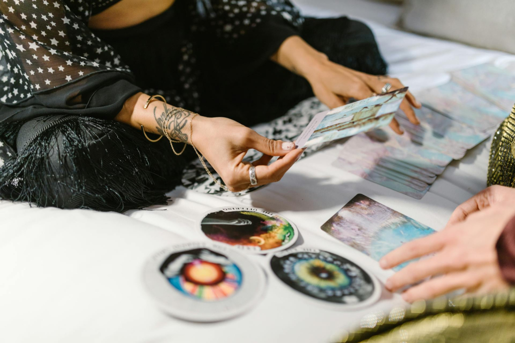 Ezt üzeni a Tarot április hónapra. A Kelyhek lovagja kártya