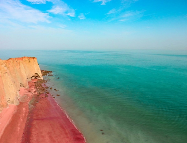 Turisták lepték el az iráni Hormuz-szigetet – olyan, mintha vér áztatta volna a partjait