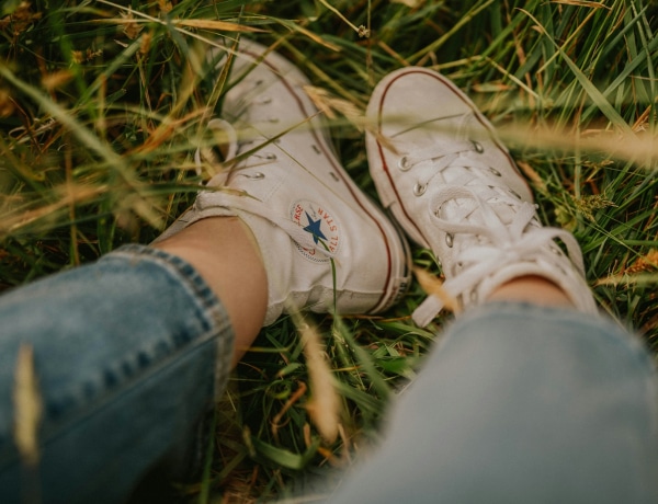 Így szedd ki a fűfoltokat a cipőkből