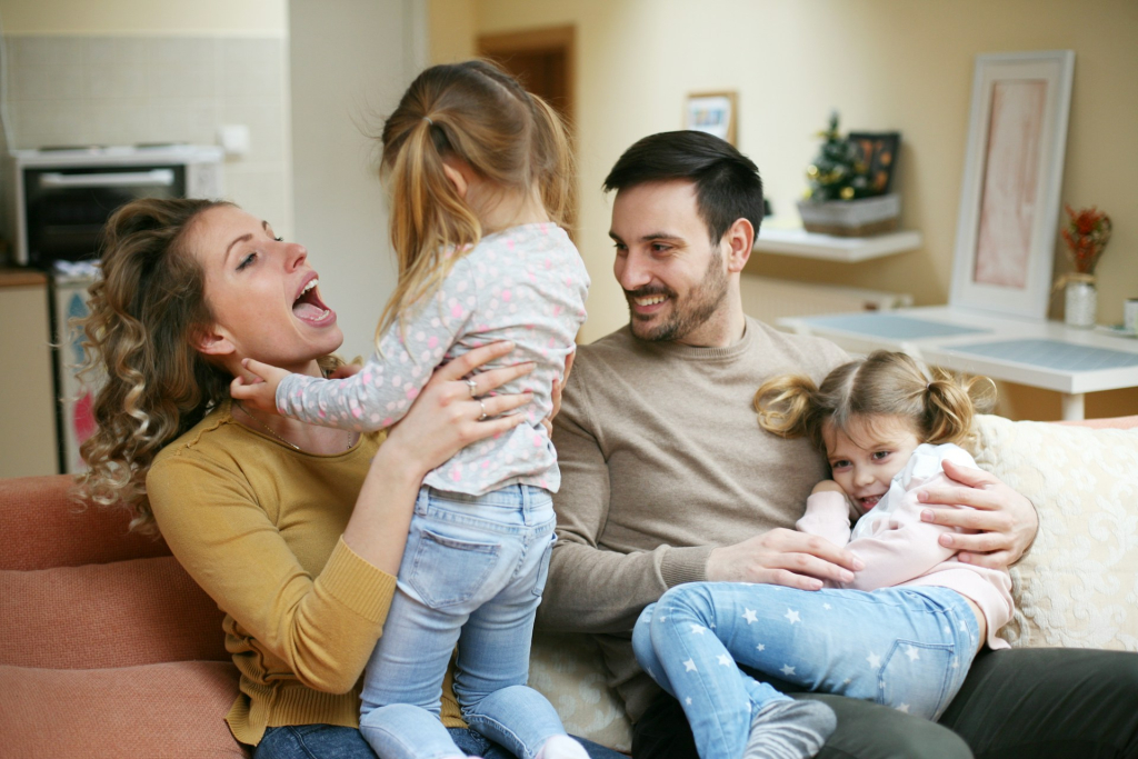 Introvertált és extrovertált párok: miért lehetnek ők a legharmonikusabb szülők?