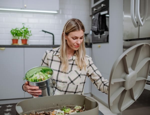 Így komposztálhatsz, ha lakásban laksz – kert nélkül sem lehetetlen!