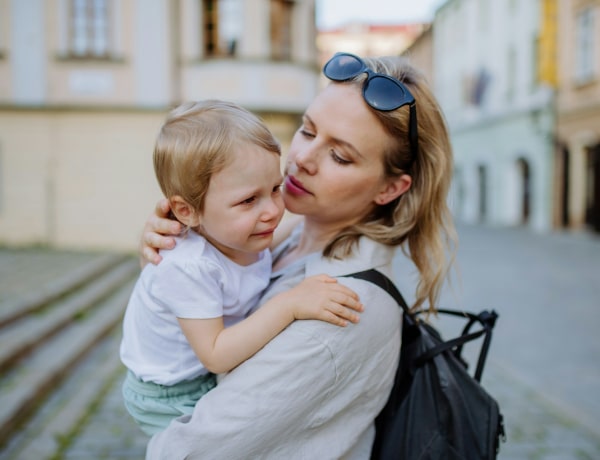 „Hát ez sem tanította meg rendesen a gyerekét.” Miért törünk pálcát más szülők felett?