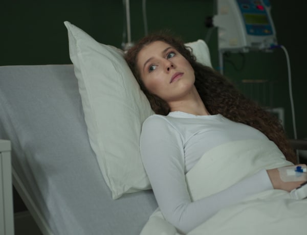 Nem tudott anyanyelvén megszólalni egy lány, miután felébredt a térdműtétből