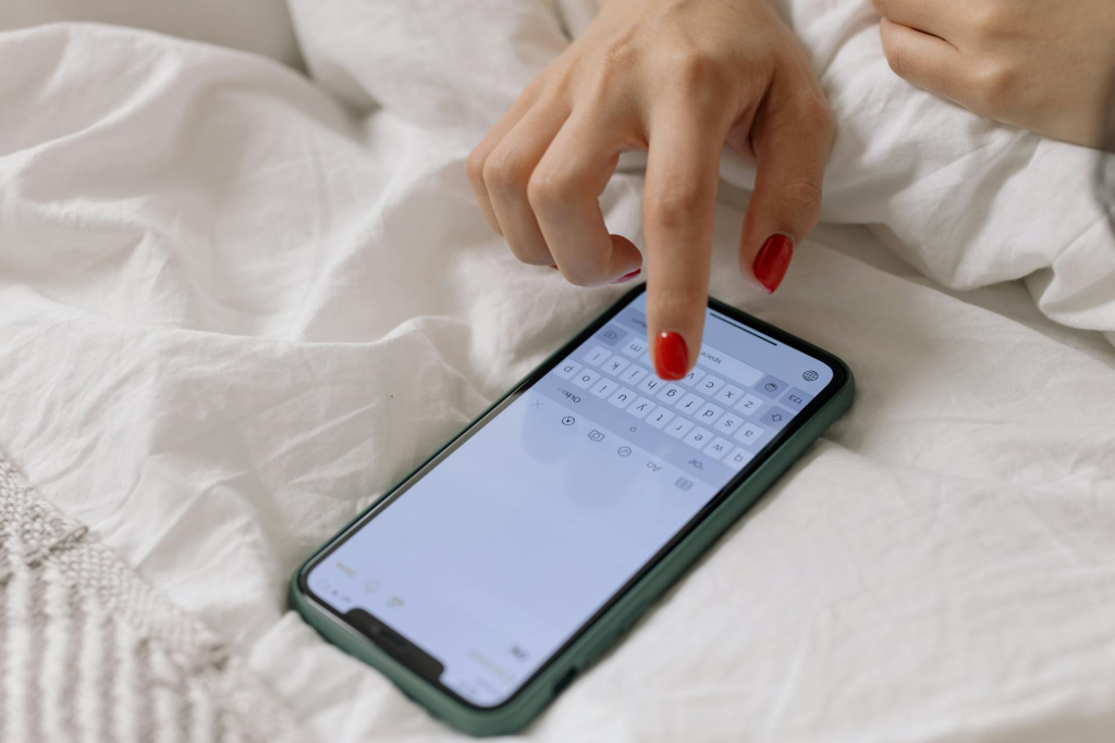 Egy új kutatás szerint ezentúl soha ne telefonozz lefekvéskor