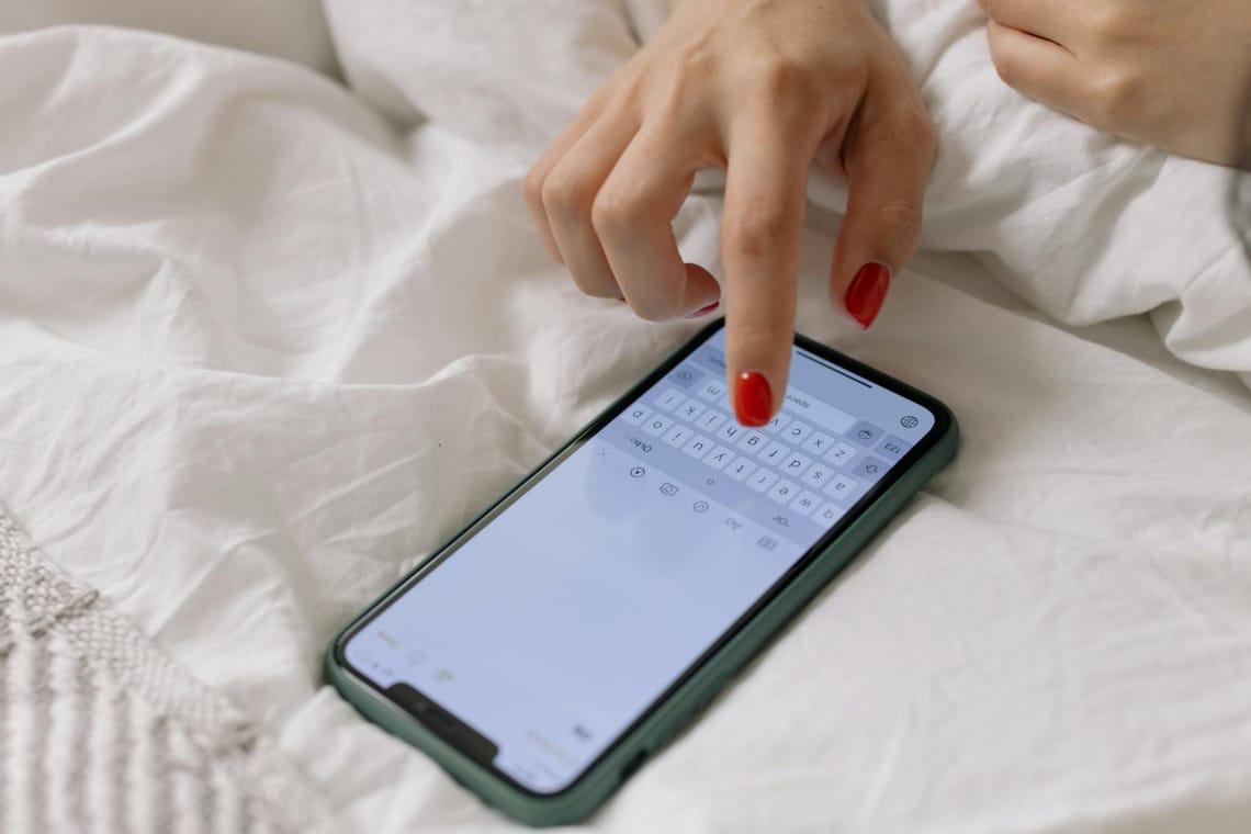 Egy új kutatás szerint ezentúl soha ne telefonozz lefekvéskor