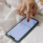 Egy új kutatás szerint ezentúl soha ne telefonozz lefekvéskor
