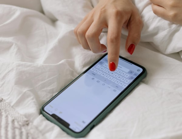 Egy új kutatás szerint ezentúl soha ne telefonozz lefekvéskor
