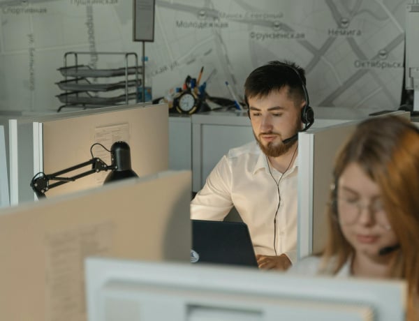 „Hallgattam, ahogy a bácsi nyögött és lehúzta a WC-t” Ügyfélszolgálatosok vicces beszélgetései