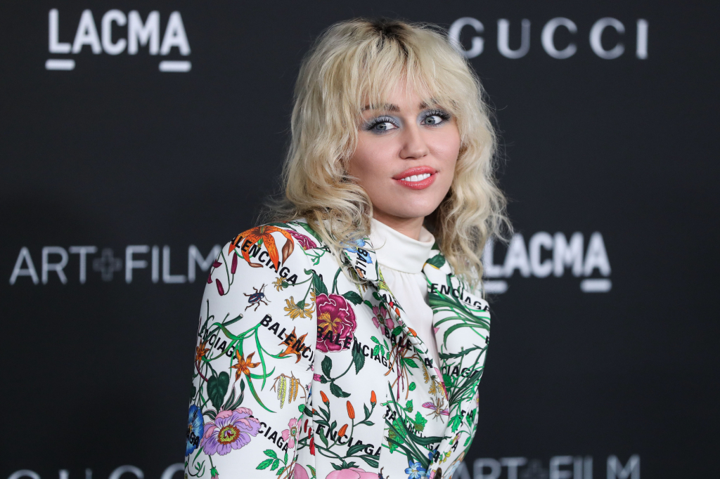 Miley Cyrus szerint a dalírás terápia – 7 sztár arról, hogyan segített a zene a mentális egészségükön