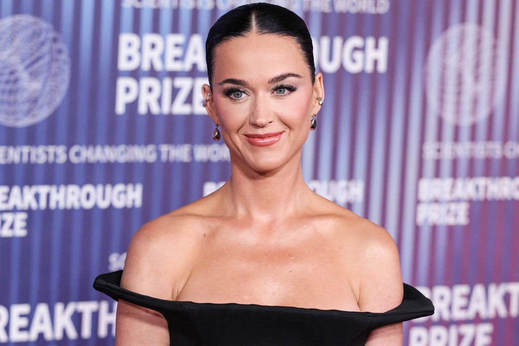 Sztárok különös hobbijai: Katy Perry horgol, Justin Bieber Rubik-kockázik