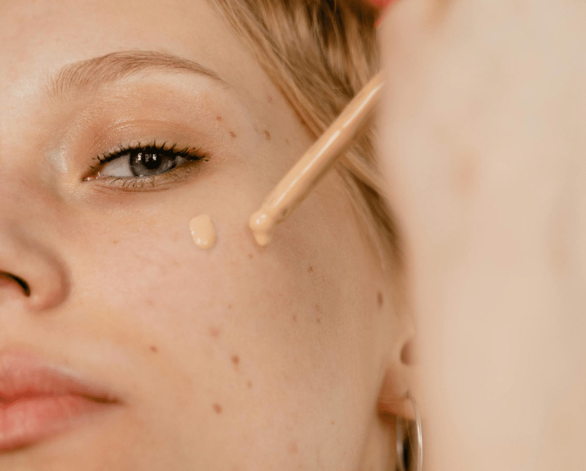 Ezzel a trükkel örökre elfelejtheted az összegyűlő, darabos alapozót