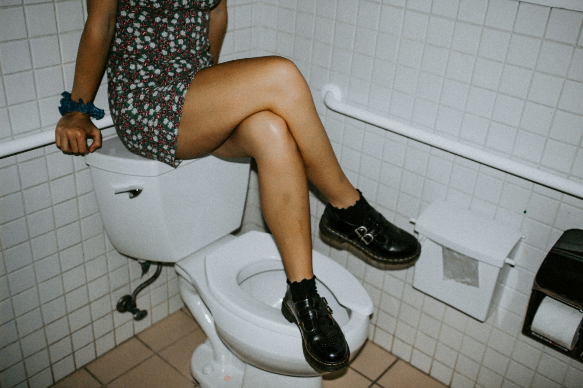 Mit tegyél, ha nyilvános WC-ben ragadsz? Így kezeld a mindennapi váratlan helyzeteket