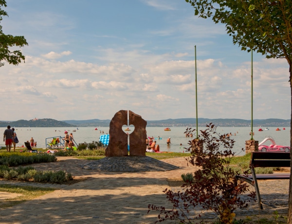 A legjobb 5 Balaton-parti strand, amit a gyerekek különösen szeretnek