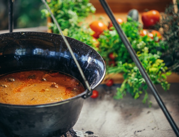 Unod a pörköltet és a gulyást? 7 mennyei étel, ha bográcsban főznél
