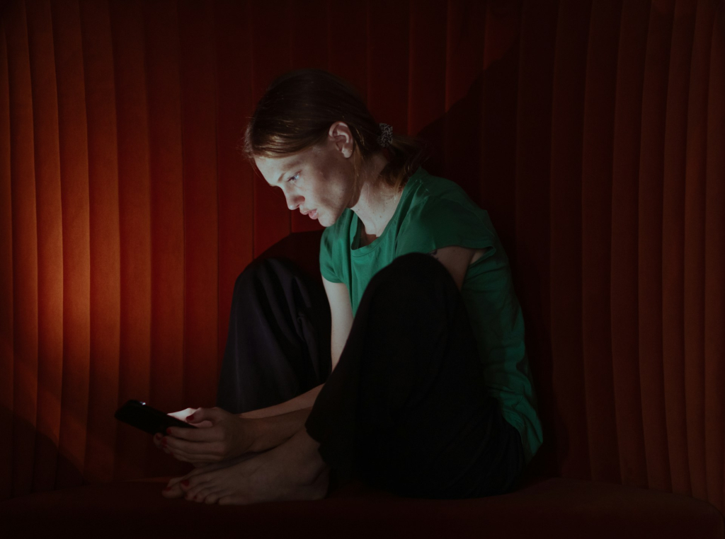Alkohol, telefon, pornó: Mit gondolsz, a társadalom hány százaléka van ráfüggve ezekre?