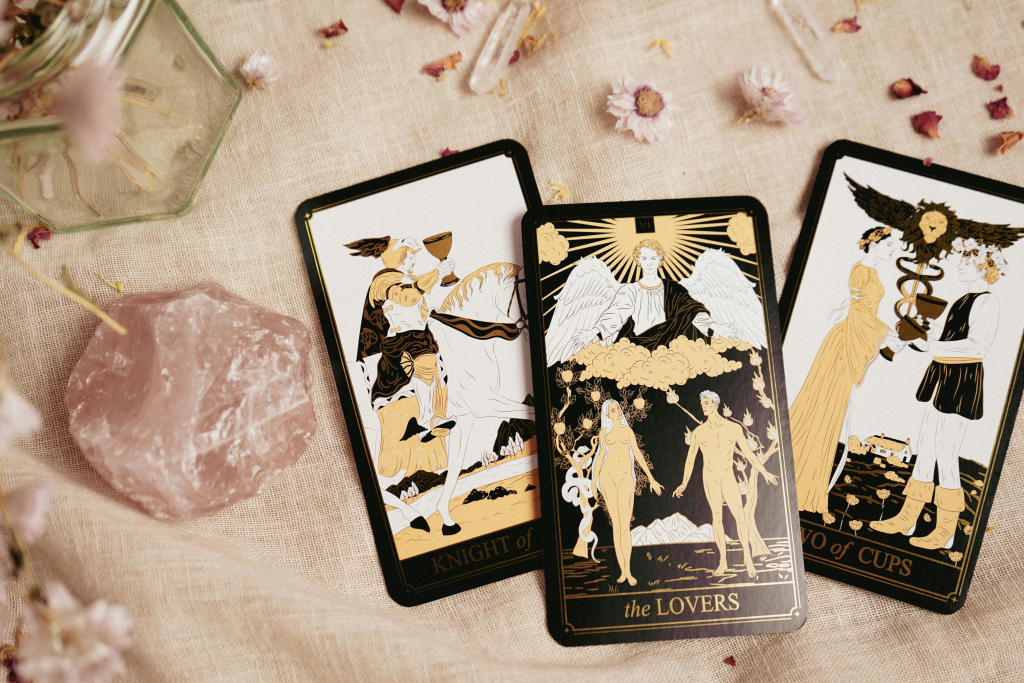Szerelmi Tarot: Mit jósol a szívednek júniusra?