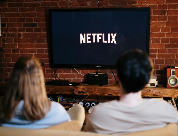 10 Netflix-sorozat, amit idén nyáron mindenki néz – ne maradj le róluk!