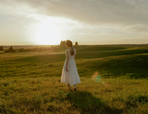 „A világ akkor gyógyul, amikor úgy bánunk vele, mint ami máris szent” – 5 inspiráló gondolat Charles Eisensteintől