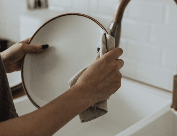 Hogyan tüntesd el a kellemetlen szagokat a tányérokról