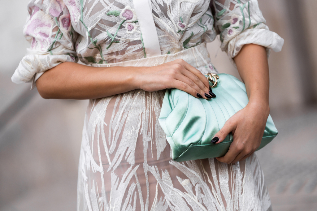 Csak az igazán stílusőrülteknek: a nyári táskatrend, ami elegánsabb a válltáskánál, és lazább a clutch-nál!