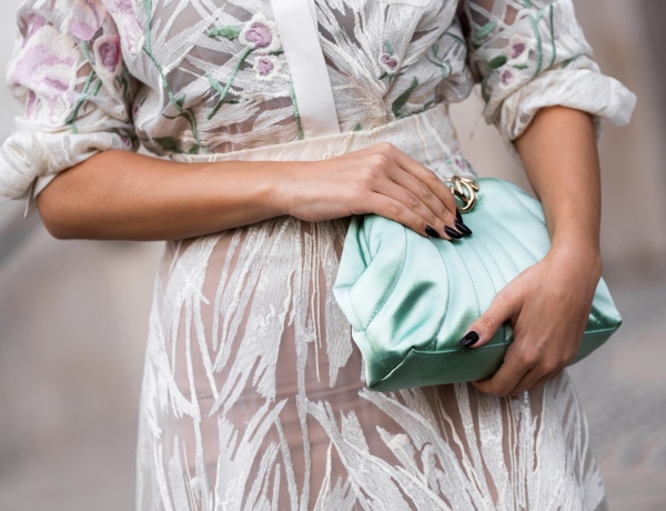 Csak az igazán stílusőrülteknek: a nyári táskatrend, ami elegánsabb a válltáskánál, és lazább a clutch-nál!