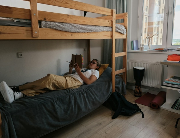 „Egy meztelen srác horkolt az ágyamban” – Mi volt az első durva koleszos élményed?