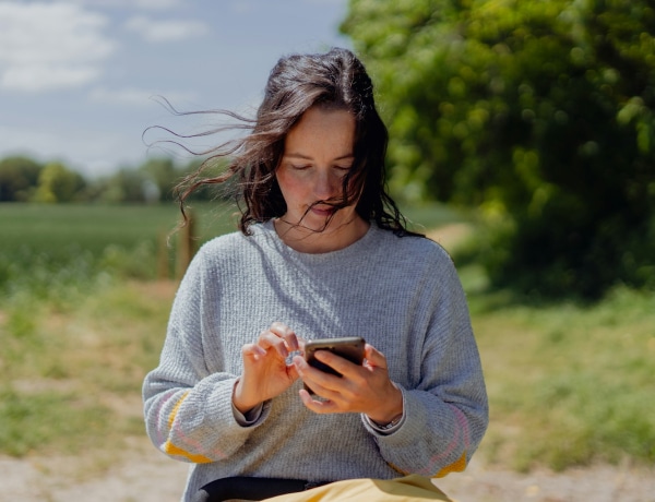 Te hogyan tartod a telefonod? Ez is árulkodik az agyad működéséről