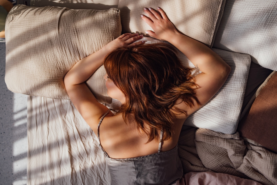 Hason feküdni nem csak babáknak jó – a szakértők szerint neked is segíthet