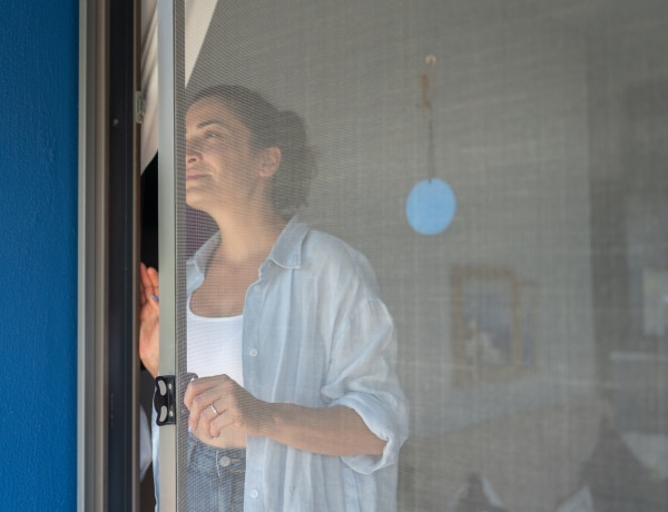 Így tisztítsd meg a szúnyoghálót a portól és a pollenektől