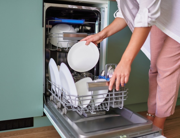 Így pakolj be jól a mosogatógépbe, hogy minden ragyogóan tiszta legyen