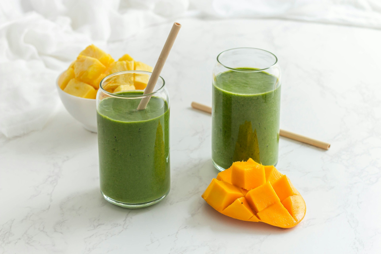 Fogyasztó smoothie-k idén nyárra: 5 recept, amit otthon is elkészíthetsz