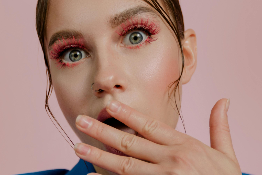 Visszatértek a színes tusvonalak és a gyümölcsillatok – A dopamin beauty trend